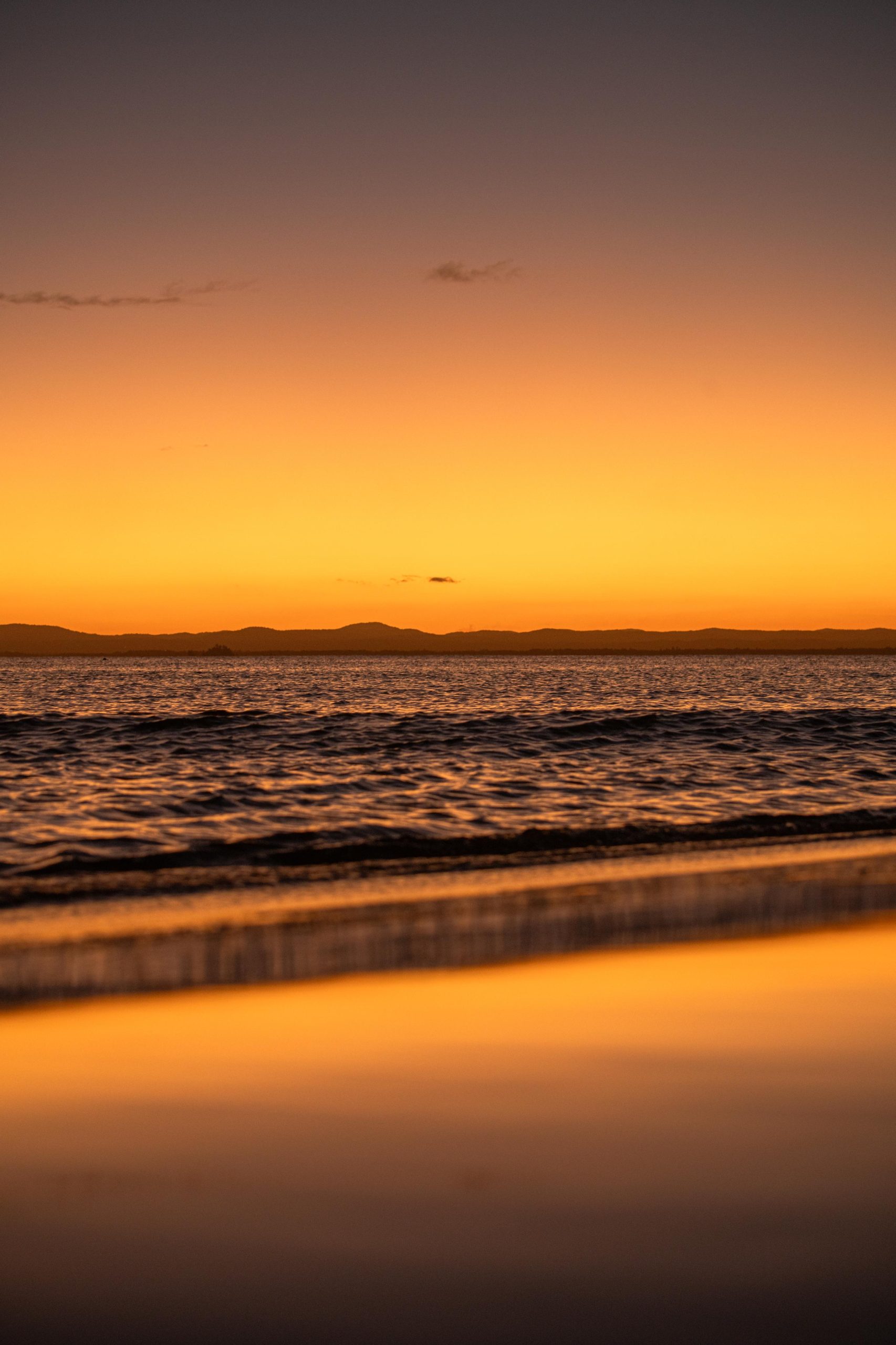 O céu ainda laranja depois do sol sumir, na praia de Barra Grande