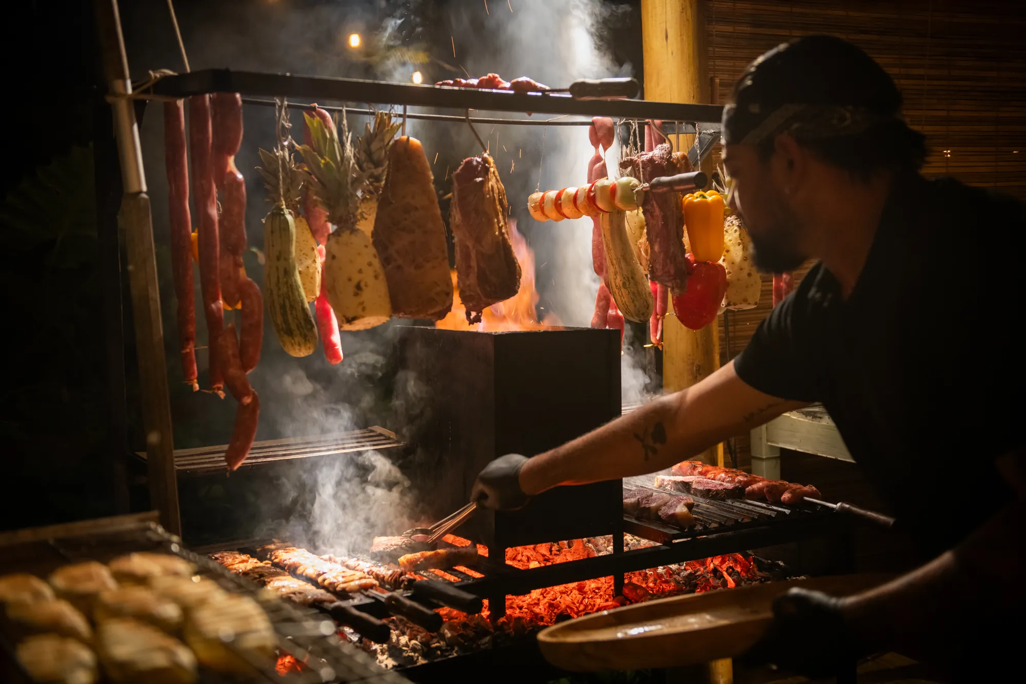 Churrasco na brasa no Wine Festival Obar, à beira-mar em Barra Grande