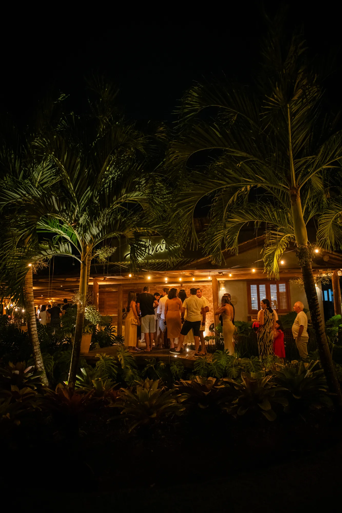 Fachada do Obar iluminada à noite, na Ponta do Mutá, Barra Grande