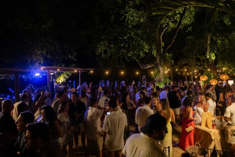 A pista cheia à noite, sob as luzes azuis e o varal de lâmpadas