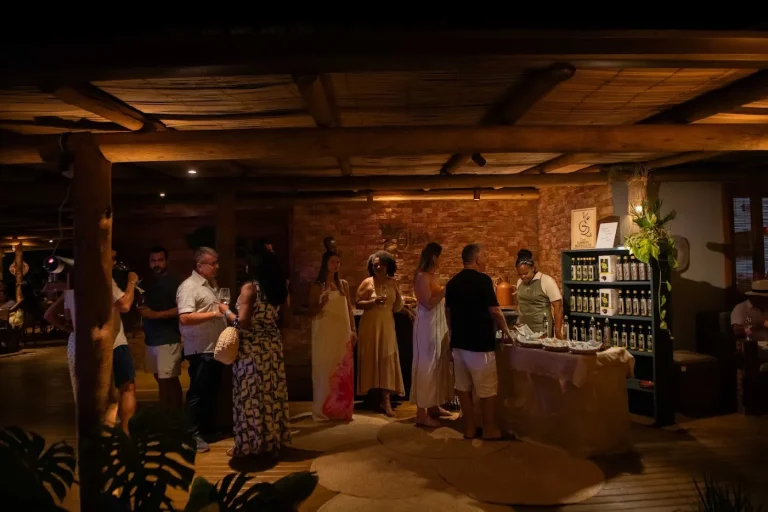 O salão dos azeites Casa Gabriel Rodrigues cheio de convidados