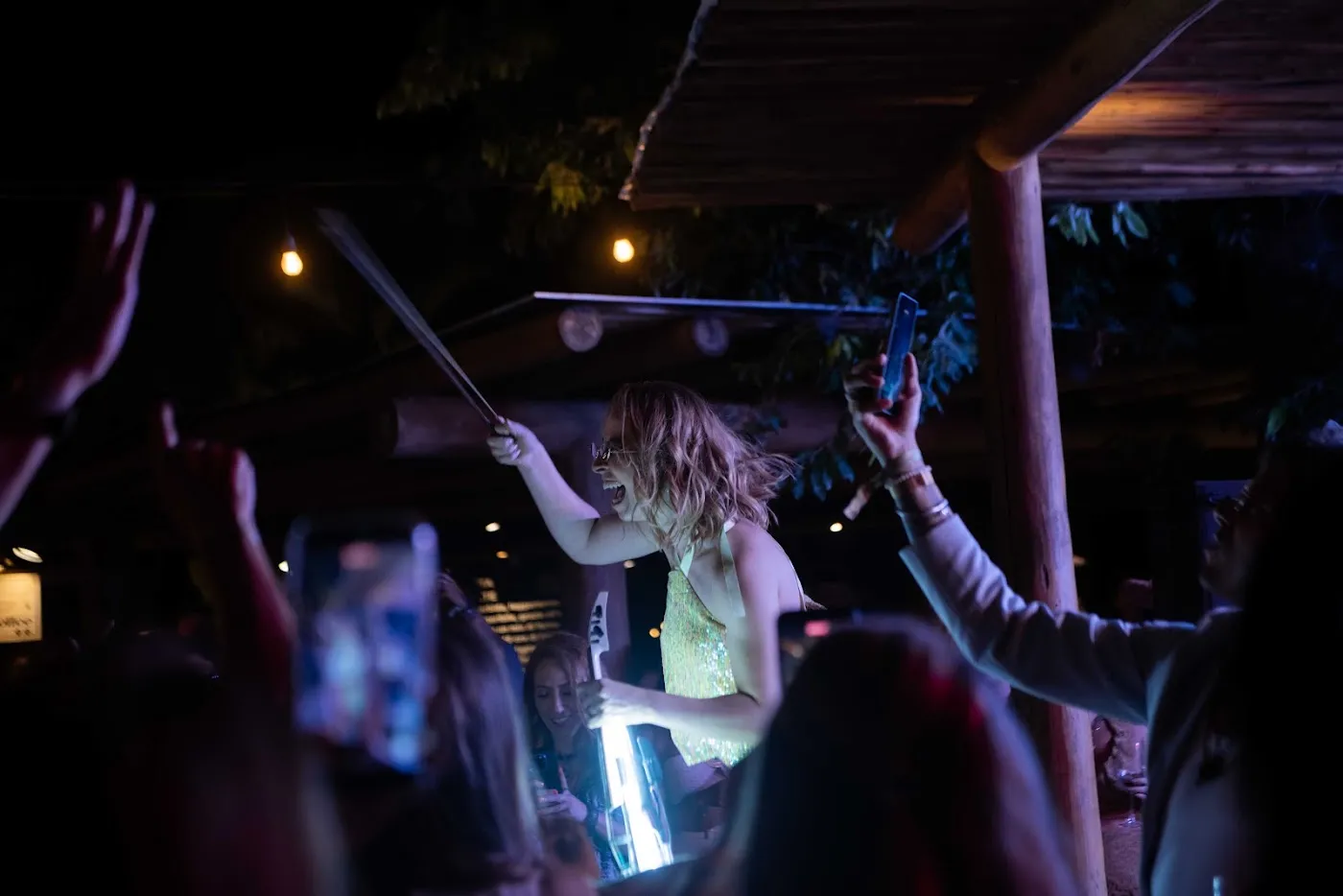 Karen Machado tocando violino iluminado no meio da pista, à noite, no Wine Festival Obar 2026